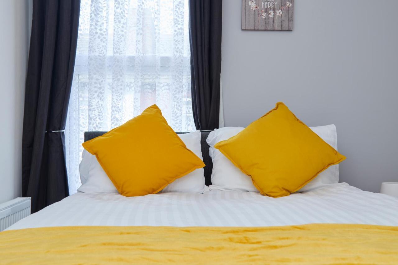 Apartment Stylish Gem - Great Location!