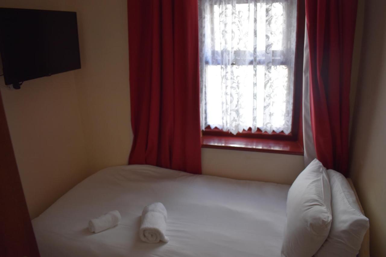 Lyndhurst Bed & Breakfast Blackpool