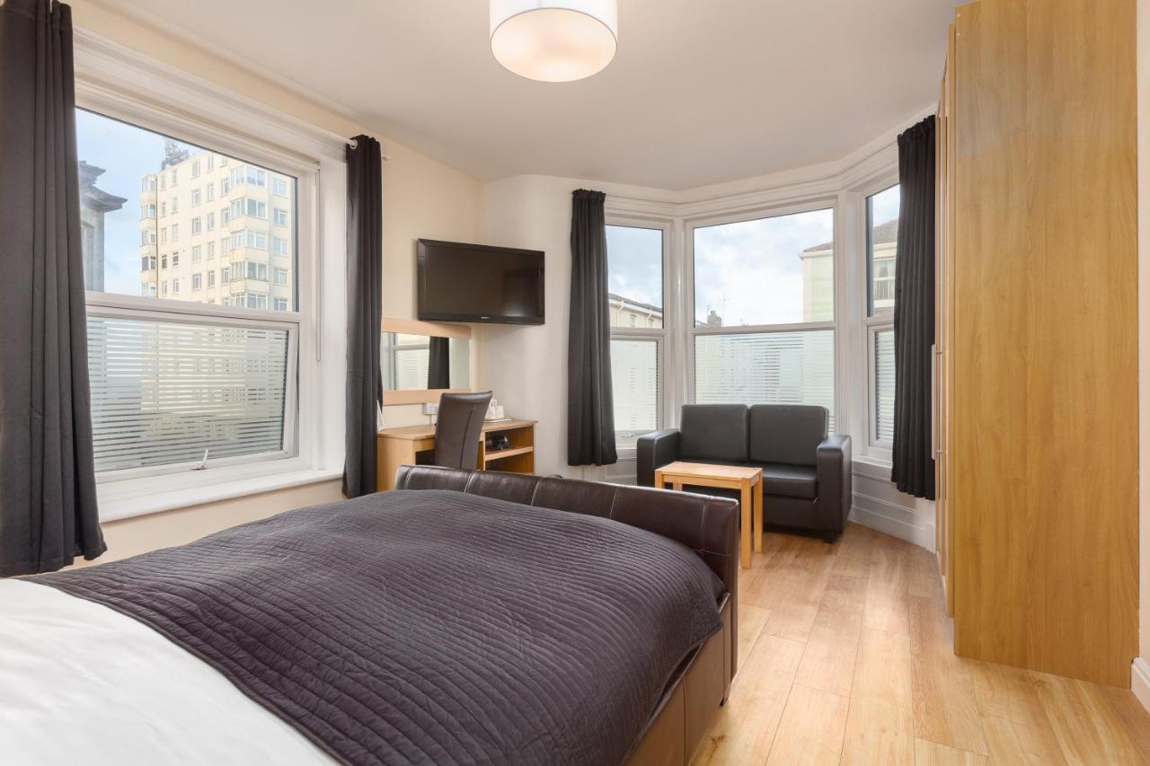 11 Strictly Over 25s No Party People Bed & Breakfast 3*
