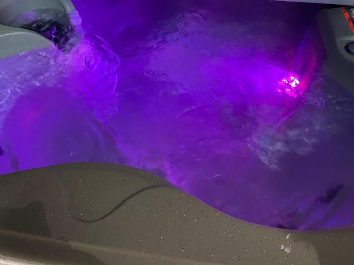 Edward Place Luxury Hot Tub Apartment *