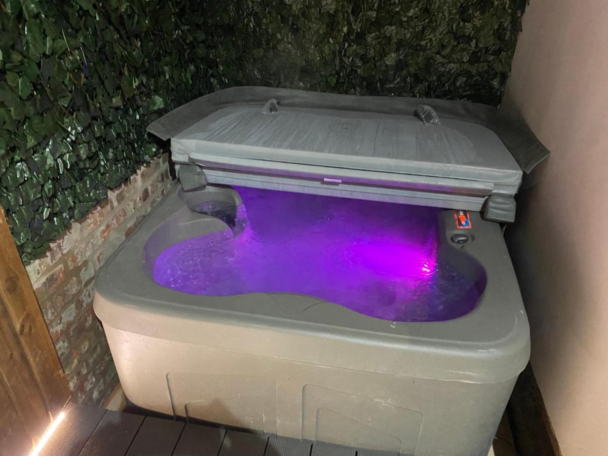 Edward Place Luxury Hot Tub Apartment *