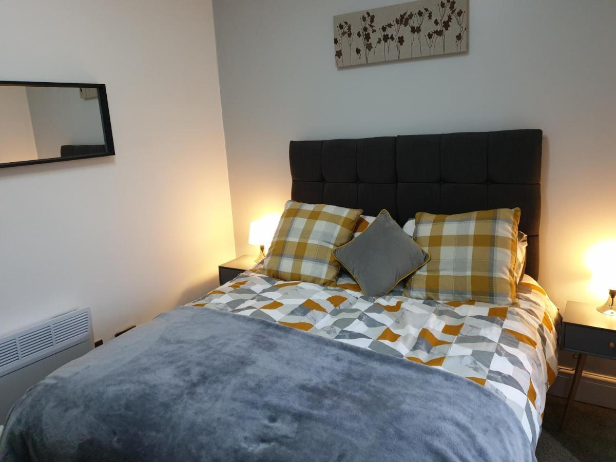 Holiday home Stunning 5 Bed House, 2 Mins To And Town, With Free Parking