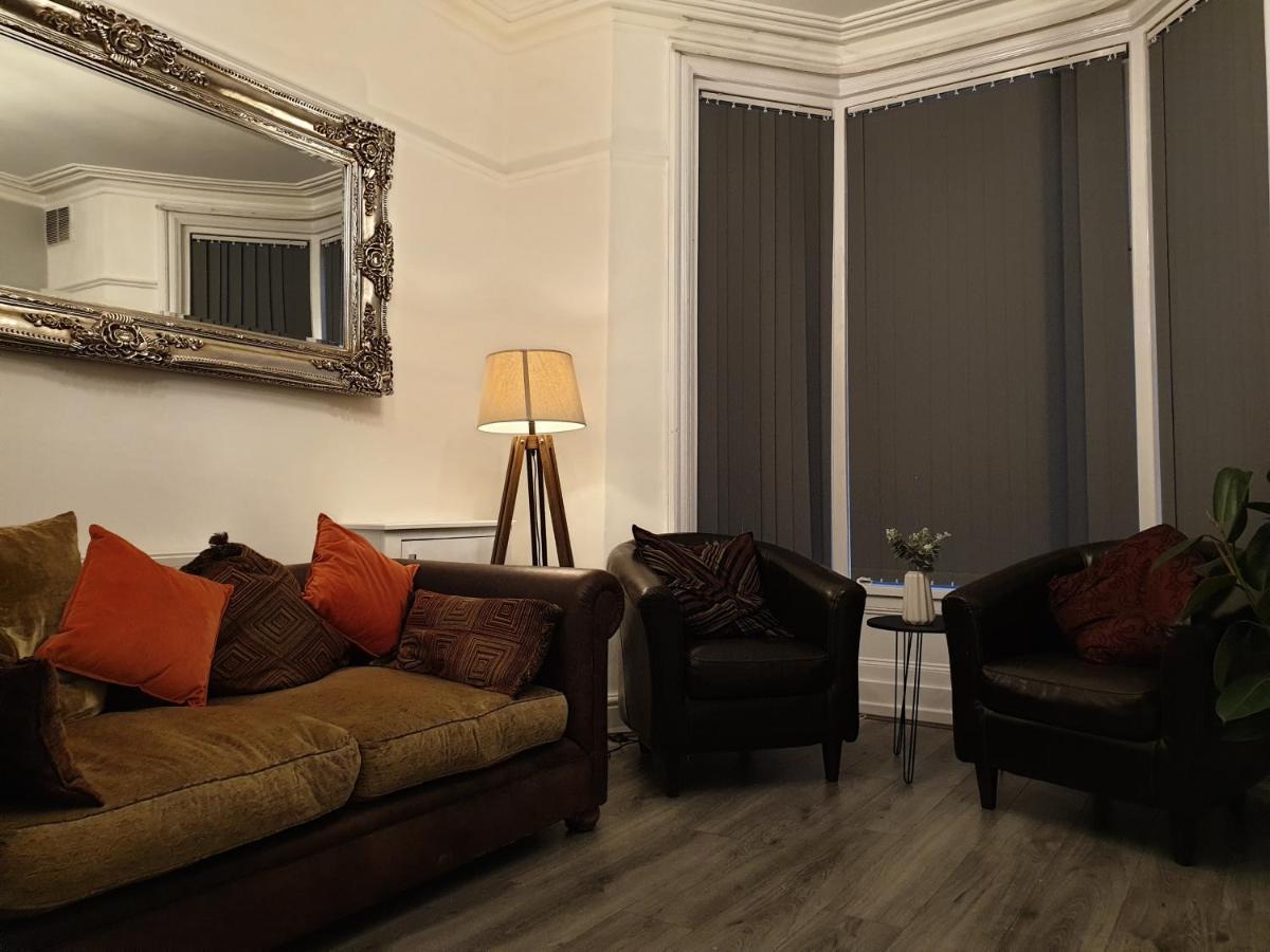 Stunning 5 Bed House, 2 Mins To And Town, With Free Parking Holiday home Blackpool