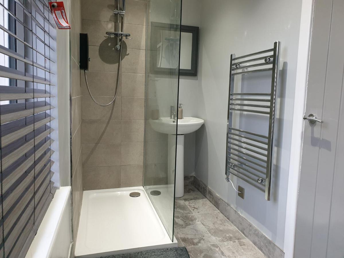 Stunning 5 Bed House, 2 Mins To And Town, With Free Parking