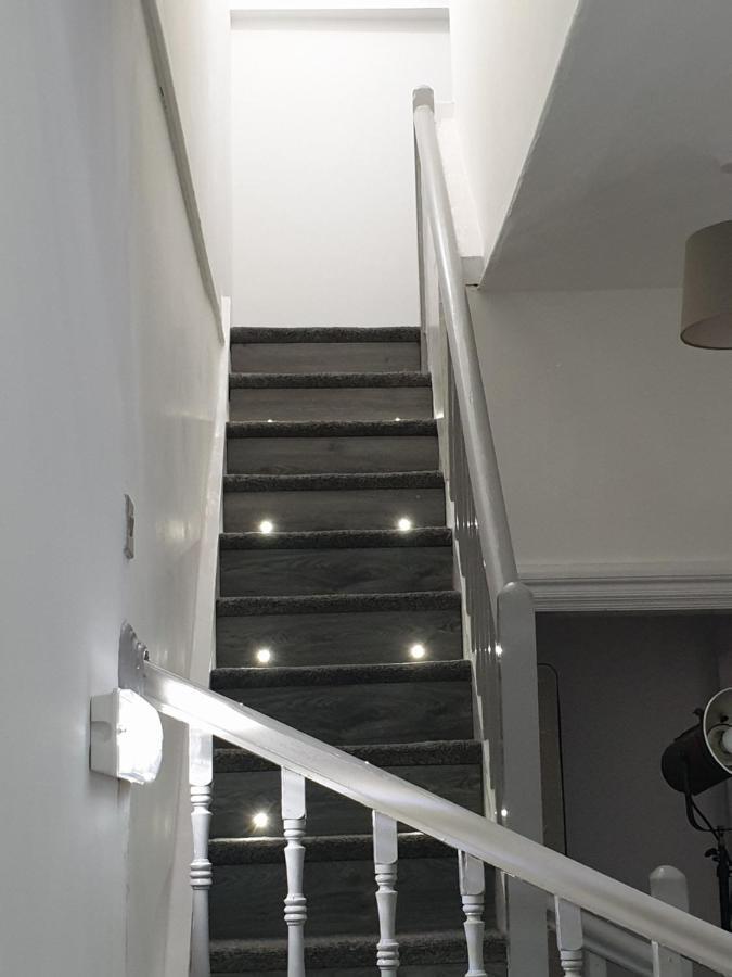 Stunning 5 Bed House, 2 Mins To And Town, With Free Parking Holiday home Blackpool
