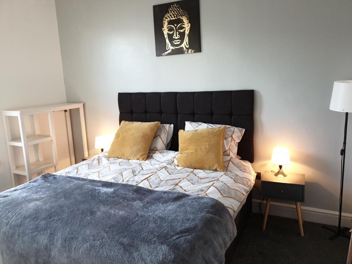 Stunning 5 Bed House, 2 Mins To And Town, With Free Parking Holiday home *