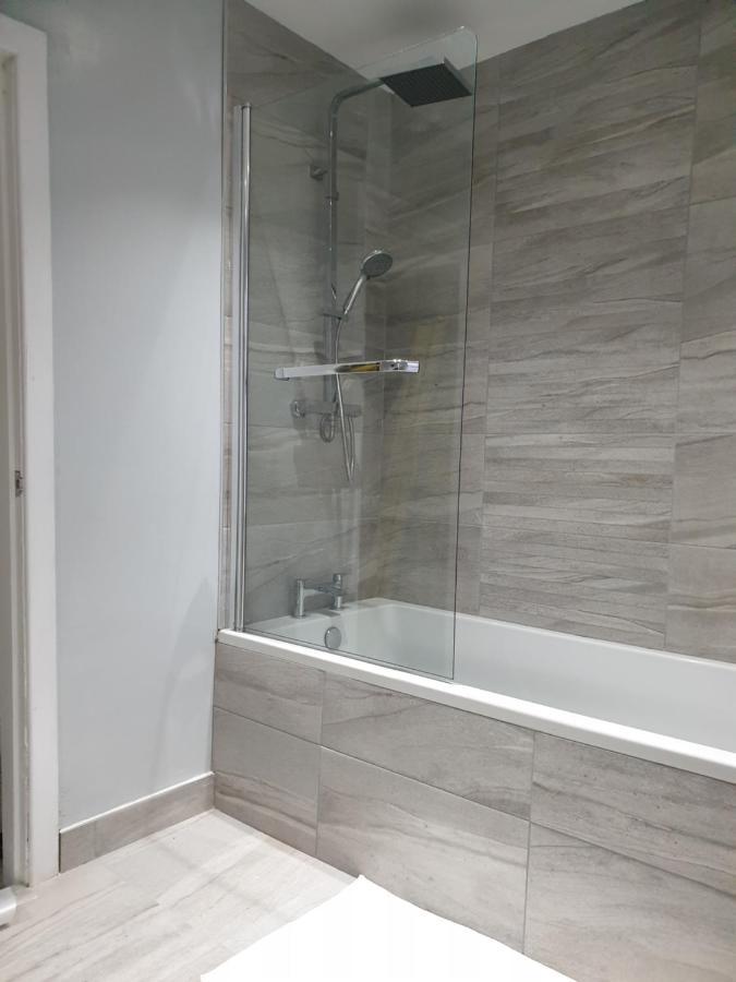 Holiday home Stunning 5 Bed House, 2 Mins To And Town, With Free Parking *