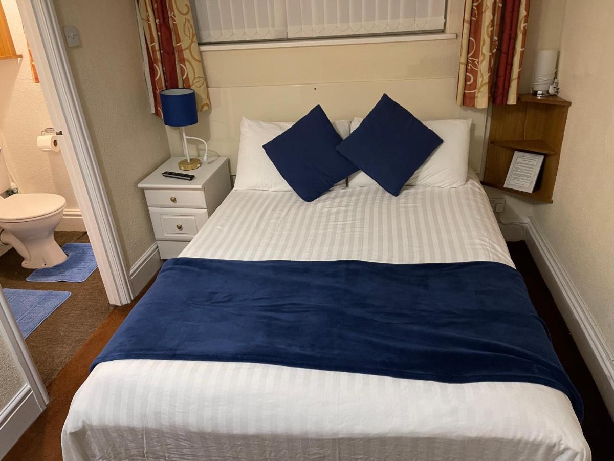 Victoria House - Self Catering Quiet - Adult Singles And Couples Only * Blackpool