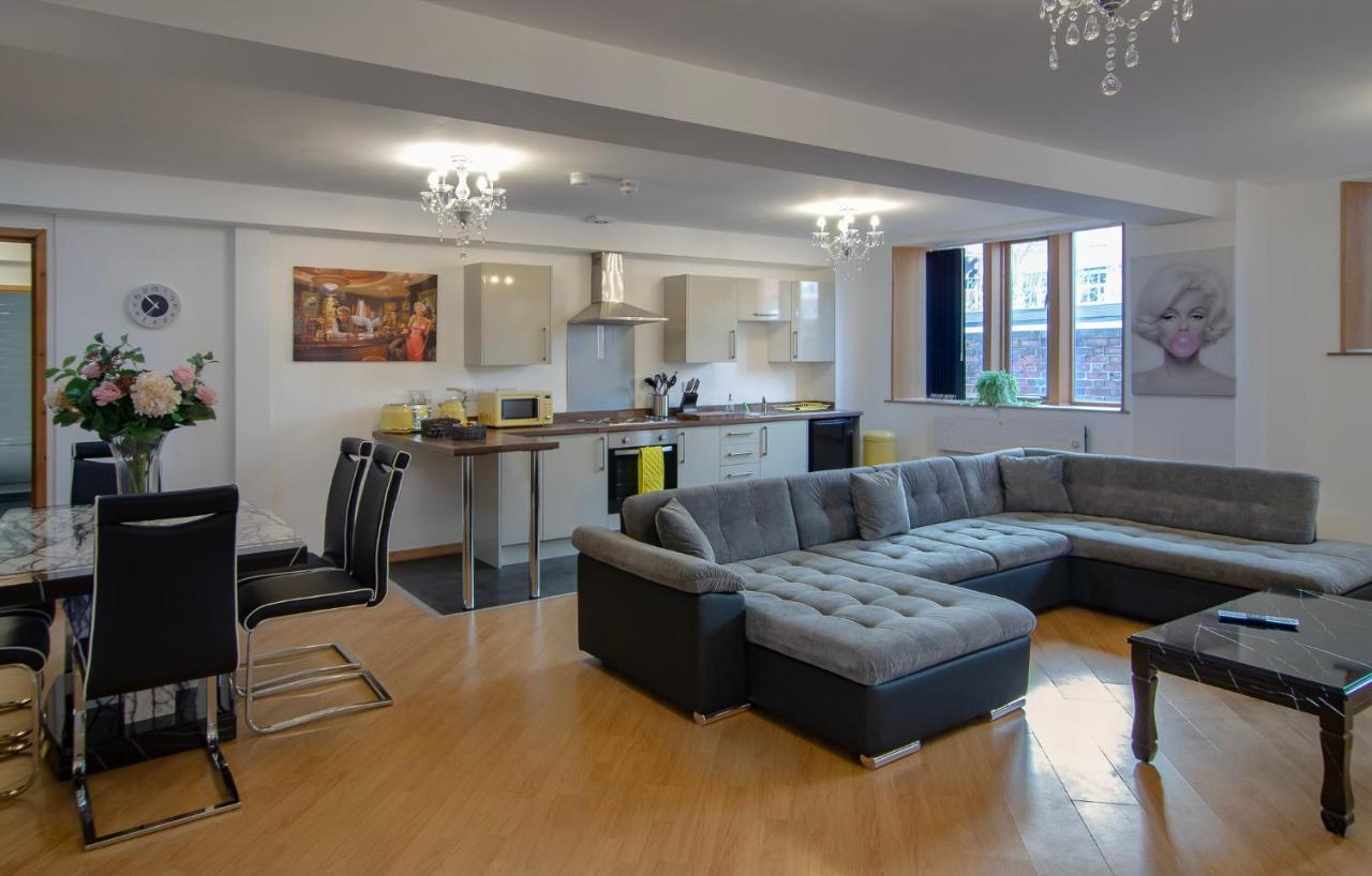 Apartment Super Spacious Church Conversion Close To Tower Blackpool