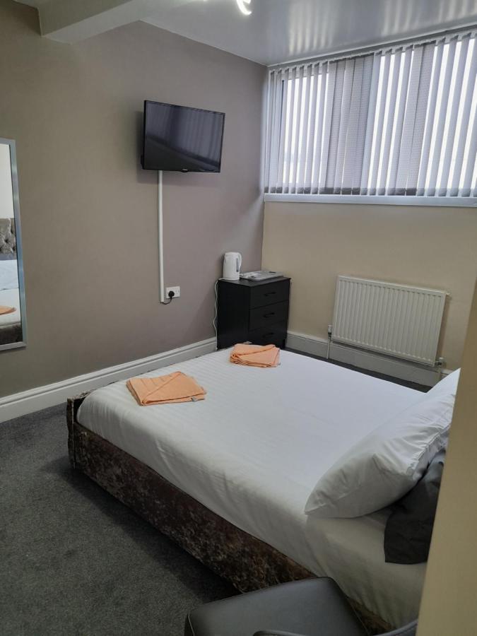 Niro's Hotel *