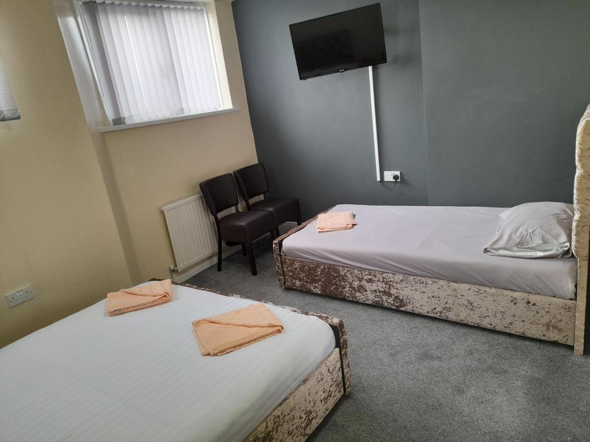Niro's Hotel *