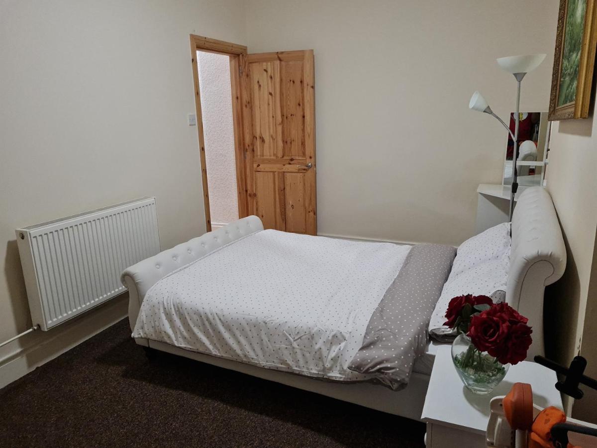 Cheerful 4-bedroom Close To The Sea