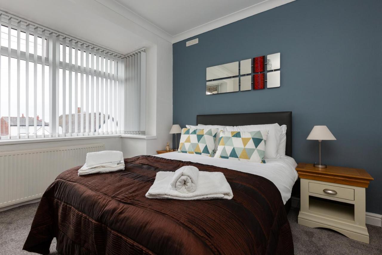 Holiday home Hillside House - 2 Bedrooms Parking Wi-fi Hospital *
