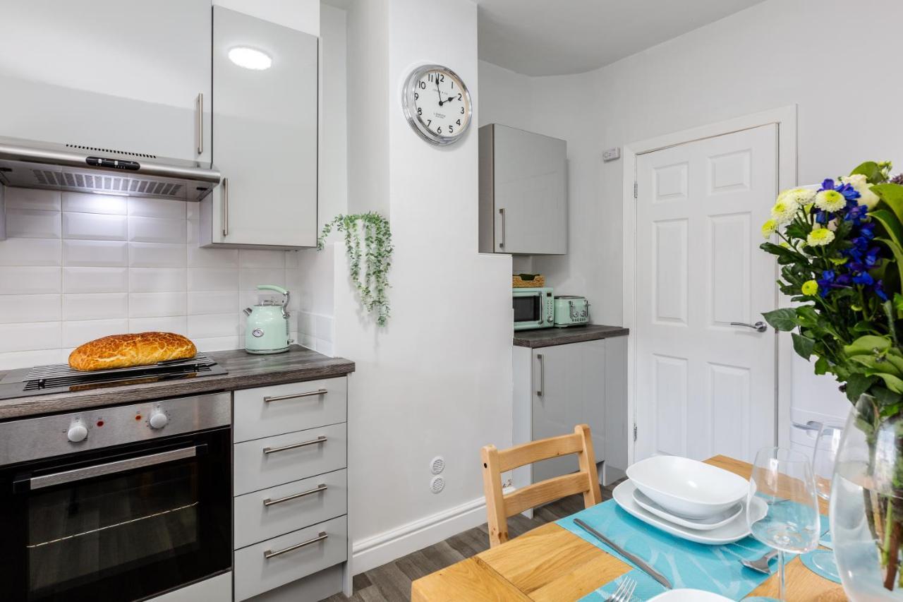Hillside House - 2 Bedrooms Parking Wi-fi Hospital Holiday home *