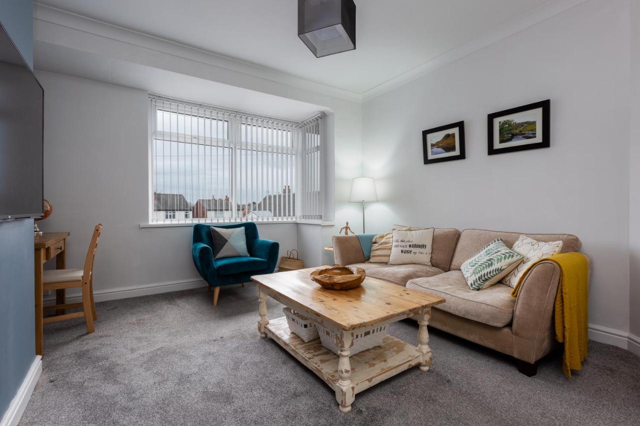 Hillside House - 2 Bedrooms Parking Wi-fi Hospital Holiday home Blackpool