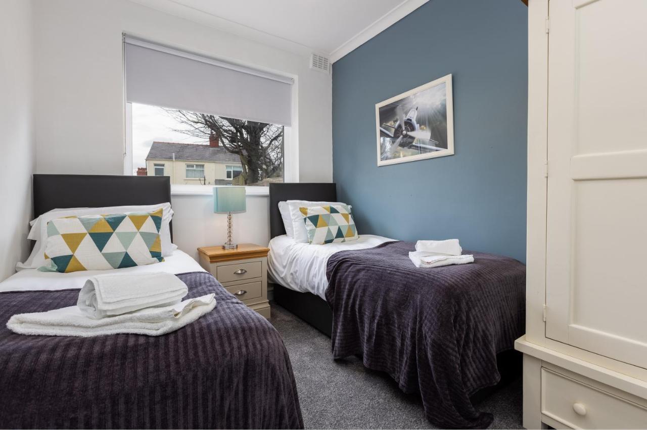 Hillside House - 2 Bedrooms Parking Wi-fi Hospital Holiday home