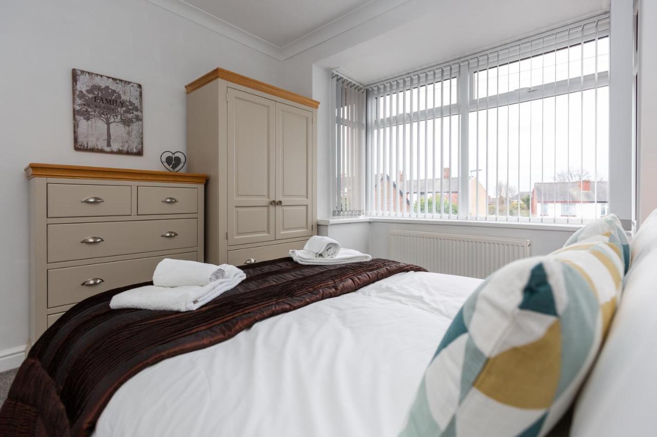 Hillside House - 2 Bedrooms Parking Wi-fi Hospital Holiday home *
