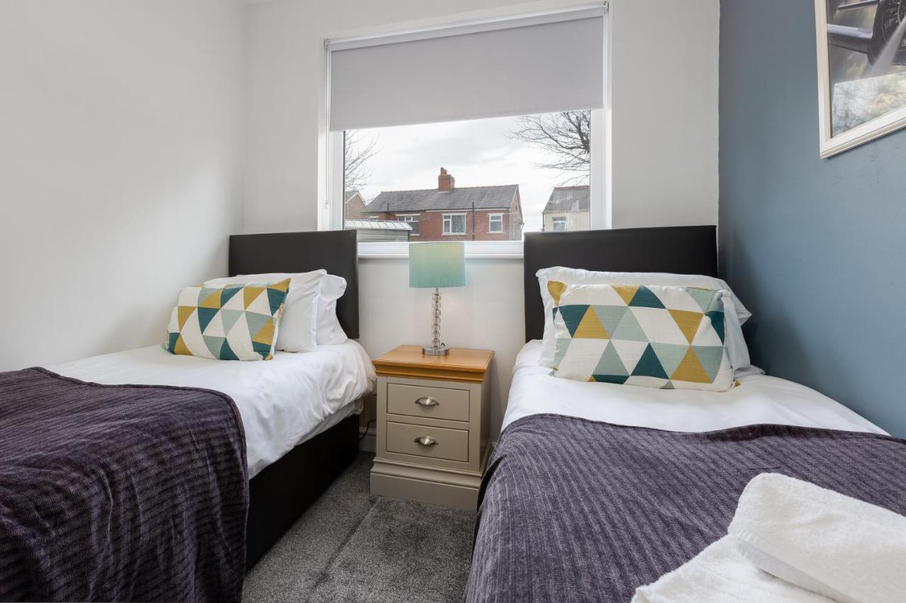 Hillside House - 2 Bedrooms Parking Wi-fi Hospital Holiday home Blackpool