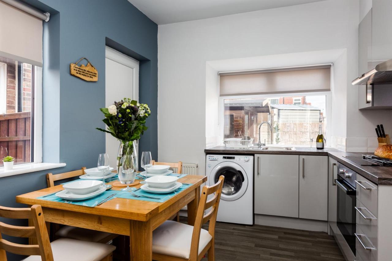 Hillside House - 2 Bedrooms Parking Wi-fi Hospital Holiday home *