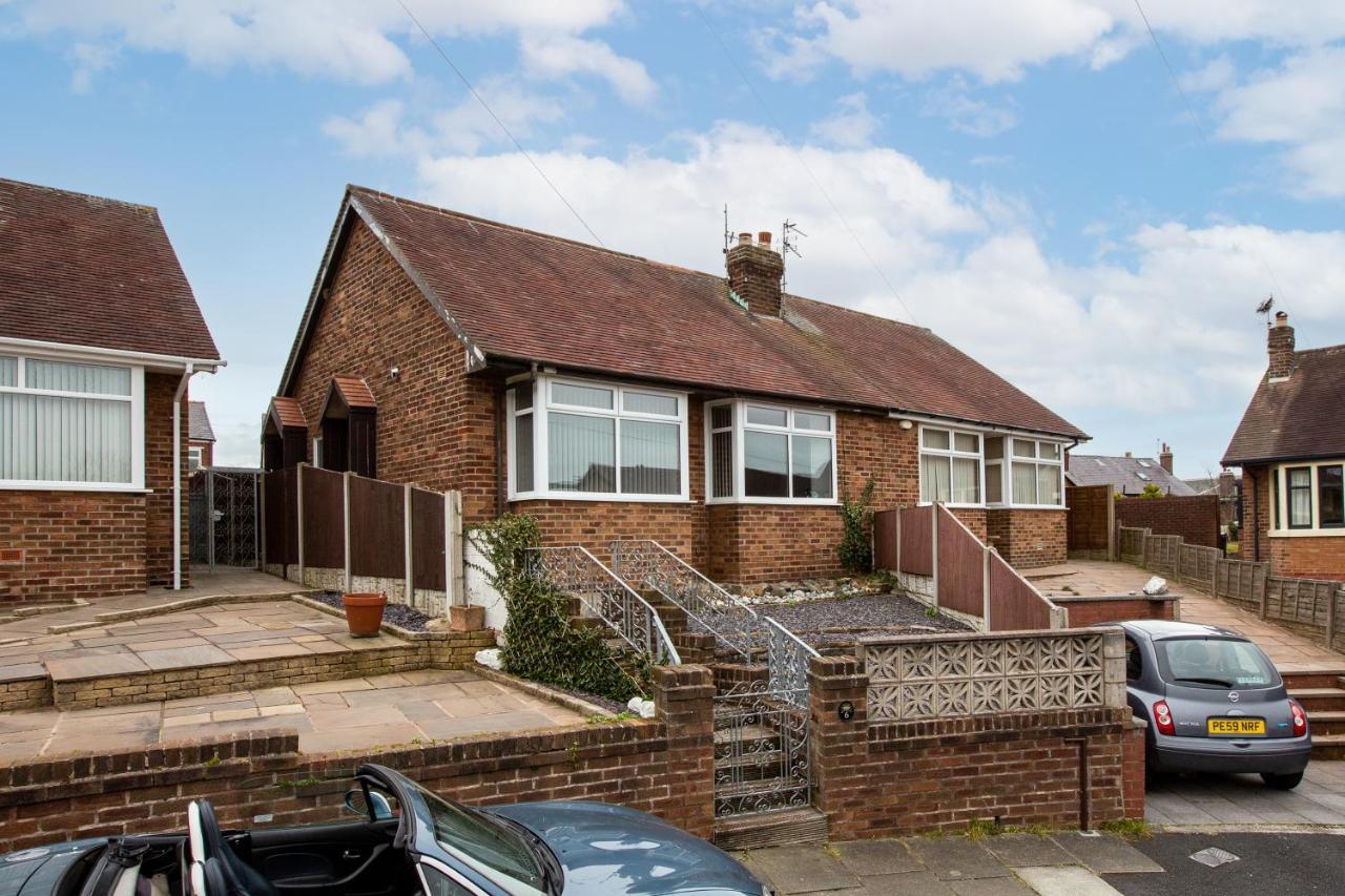 Holiday home Hillside House - 2 Bedrooms Parking Wi-fi Hospital Blackpool