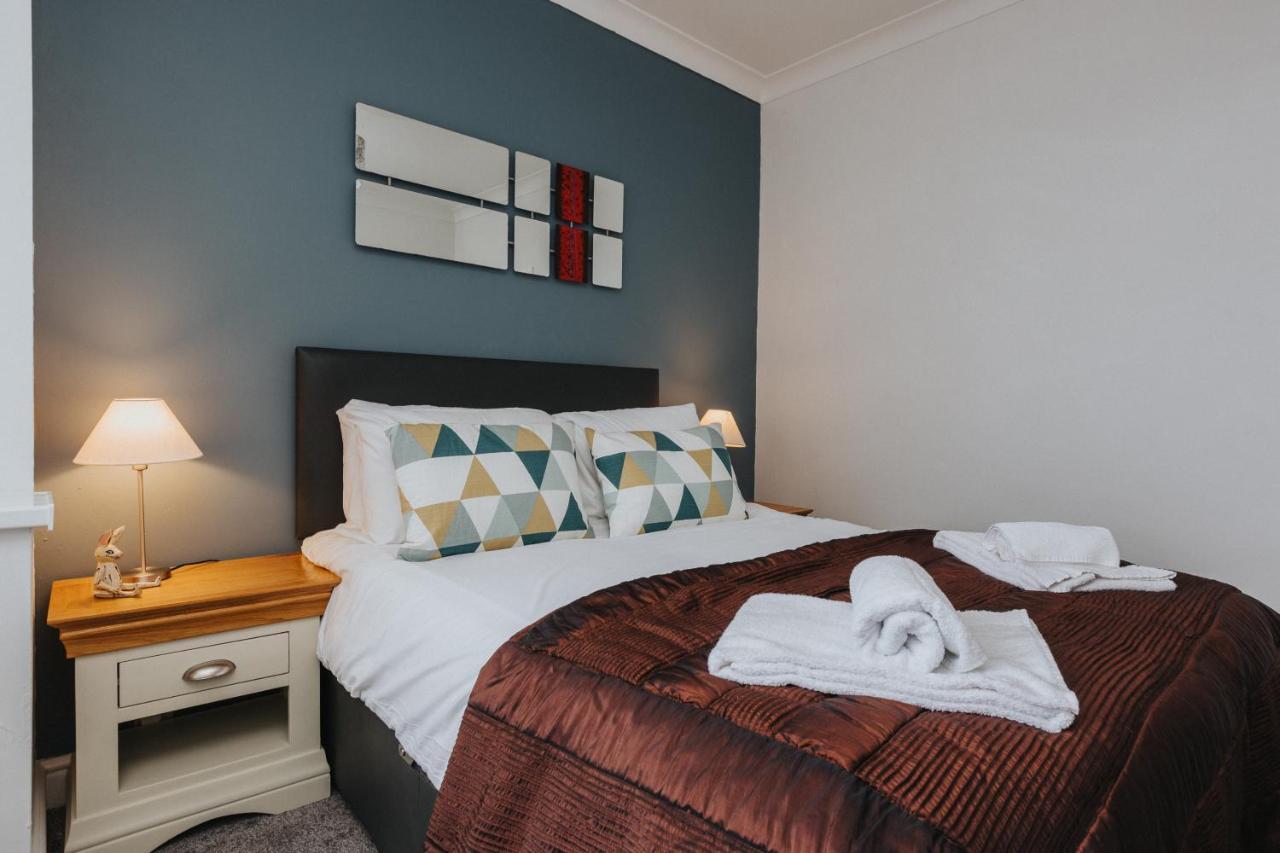 Holiday home Hillside House - 2 Bedrooms Parking Wi-fi Hospital