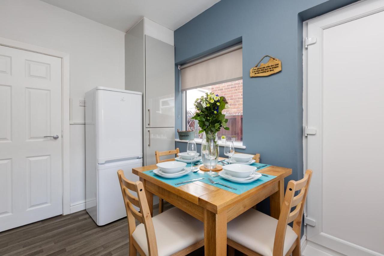 Holiday home Hillside House - 2 Bedrooms Parking Wi-fi Hospital *