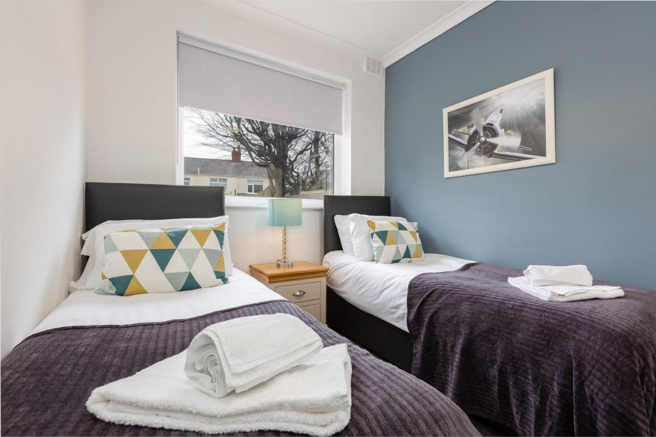 Hillside House - 2 Bedrooms Parking Wi-fi Hospital Holiday home Blackpool