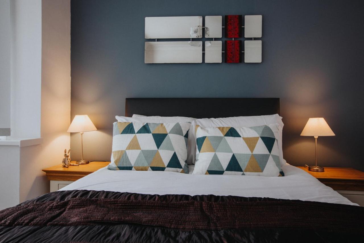 Hillside House - 2 Bedrooms Parking Wi-fi Hospital Holiday home *