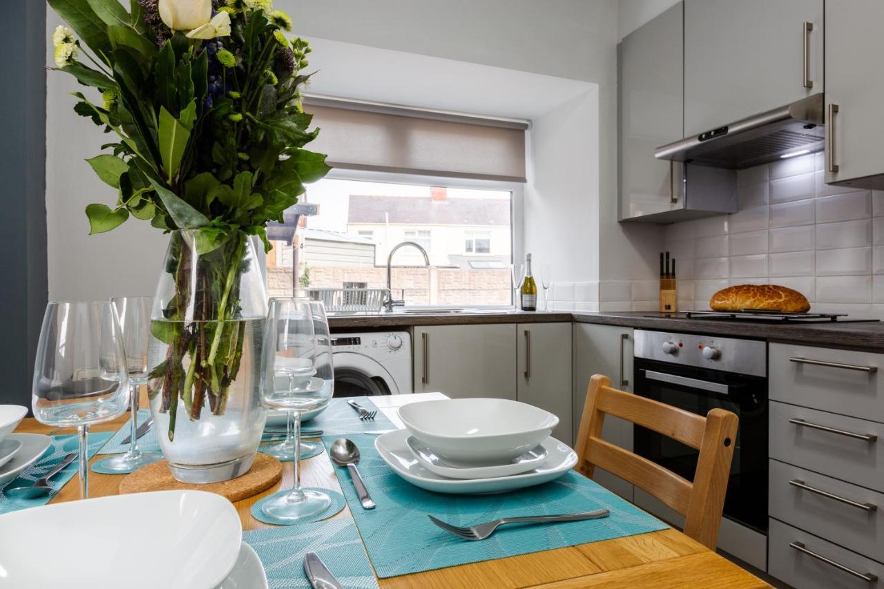 Hillside House - 2 Bedrooms Parking Wi-fi Hospital Holiday home