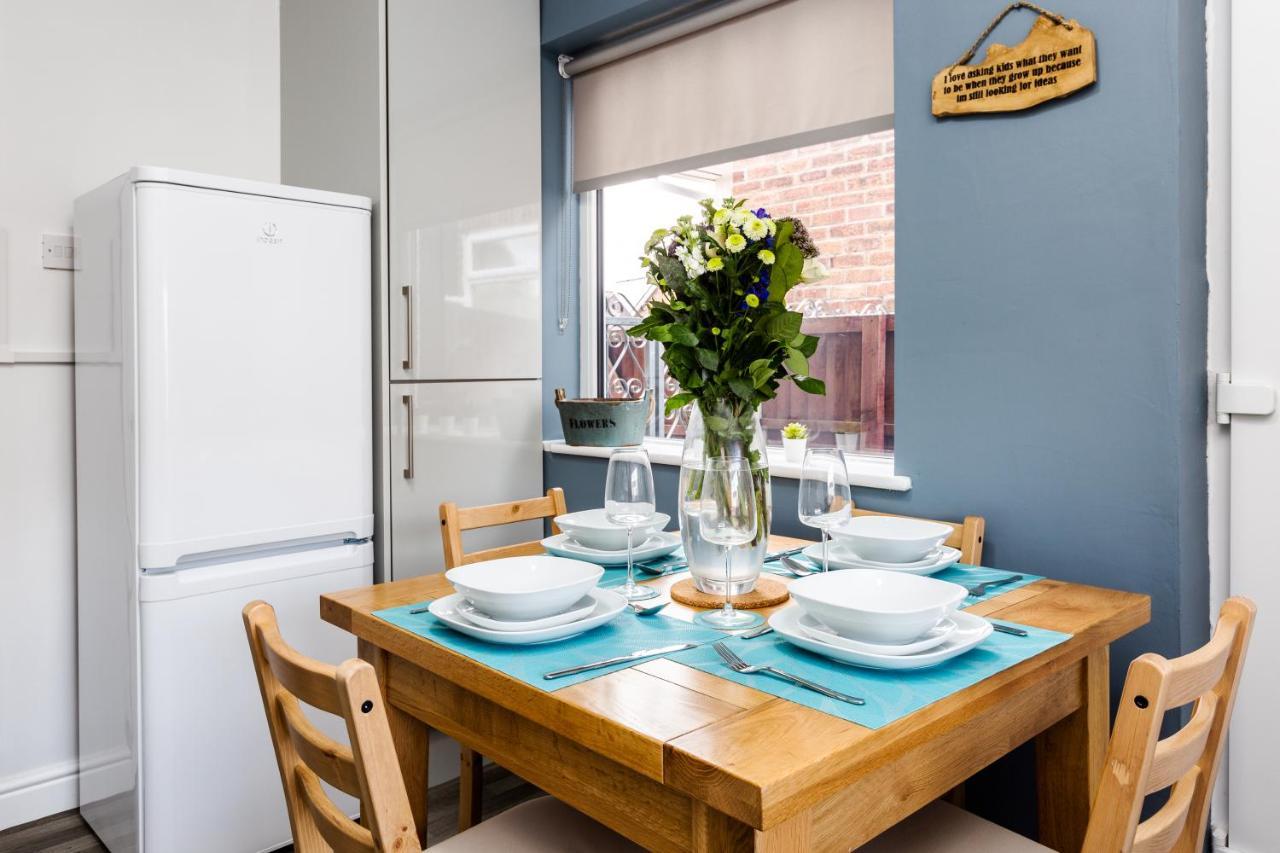Hillside House - 2 Bedrooms Parking Wi-fi Hospital Holiday home *