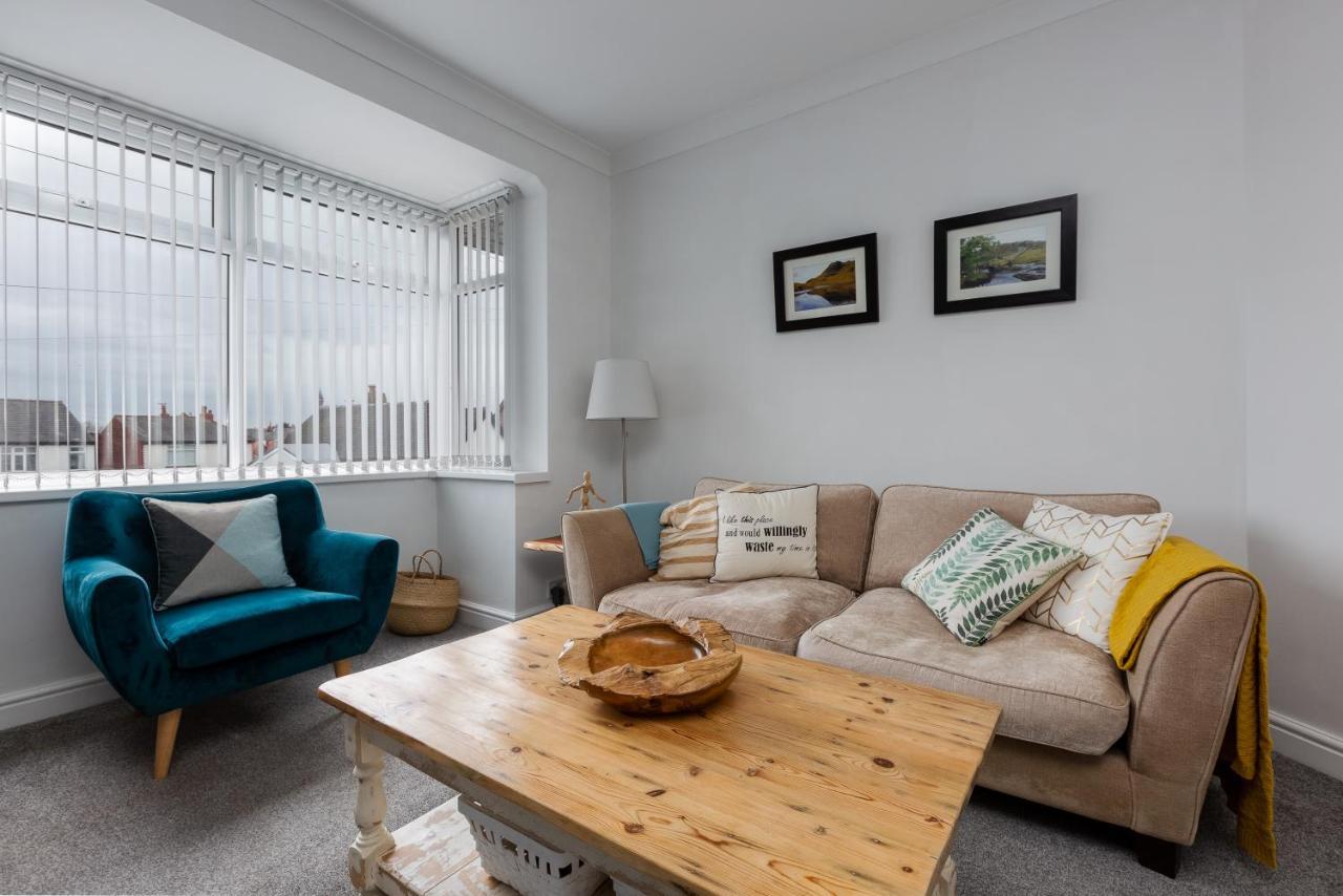 Hillside House - 2 Bedrooms Parking Wi-fi Hospital Holiday home *