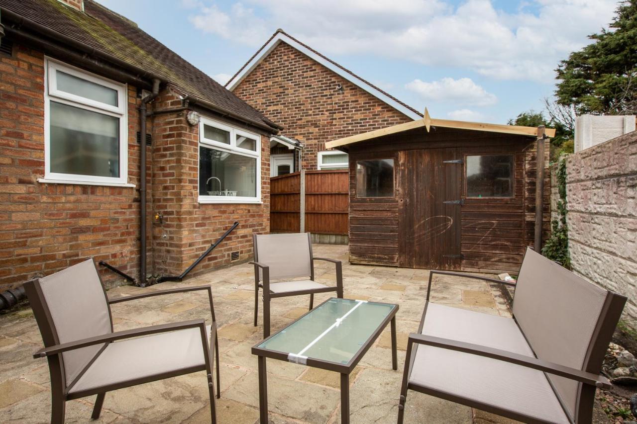 Hillside House - 2 Bedrooms Parking Wi-fi Hospital Holiday home *