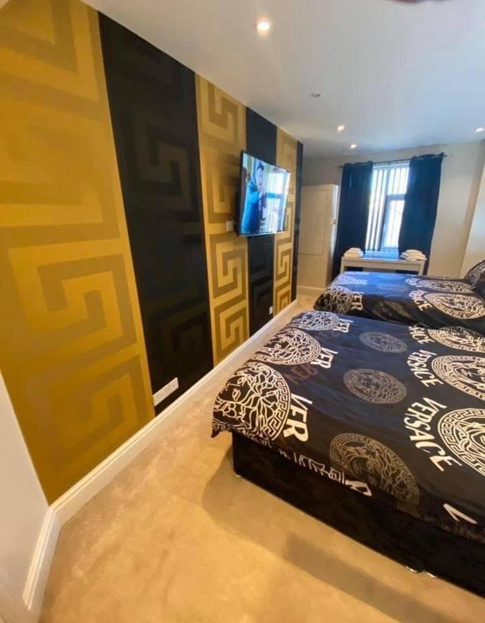 Boutique 2 Bed Gold Sleeps 10 Apartment