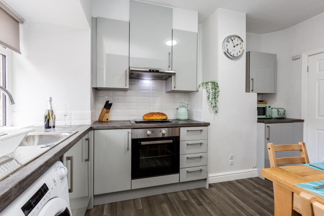 Holiday home Hillside House - 2 Bedrooms Parking Wi-fi Hospital