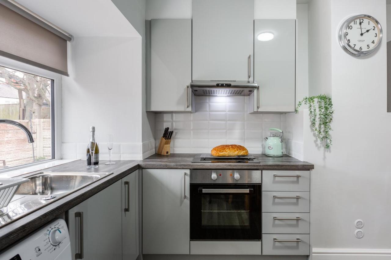Hillside House - 2 Bedrooms Parking Wi-fi Hospital *