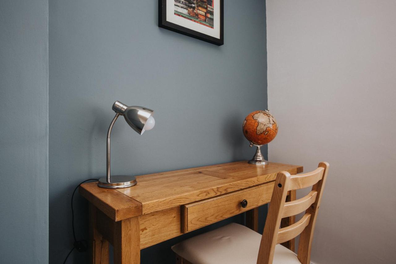 Hillside House - 2 Bedrooms Parking Wi-fi Hospital