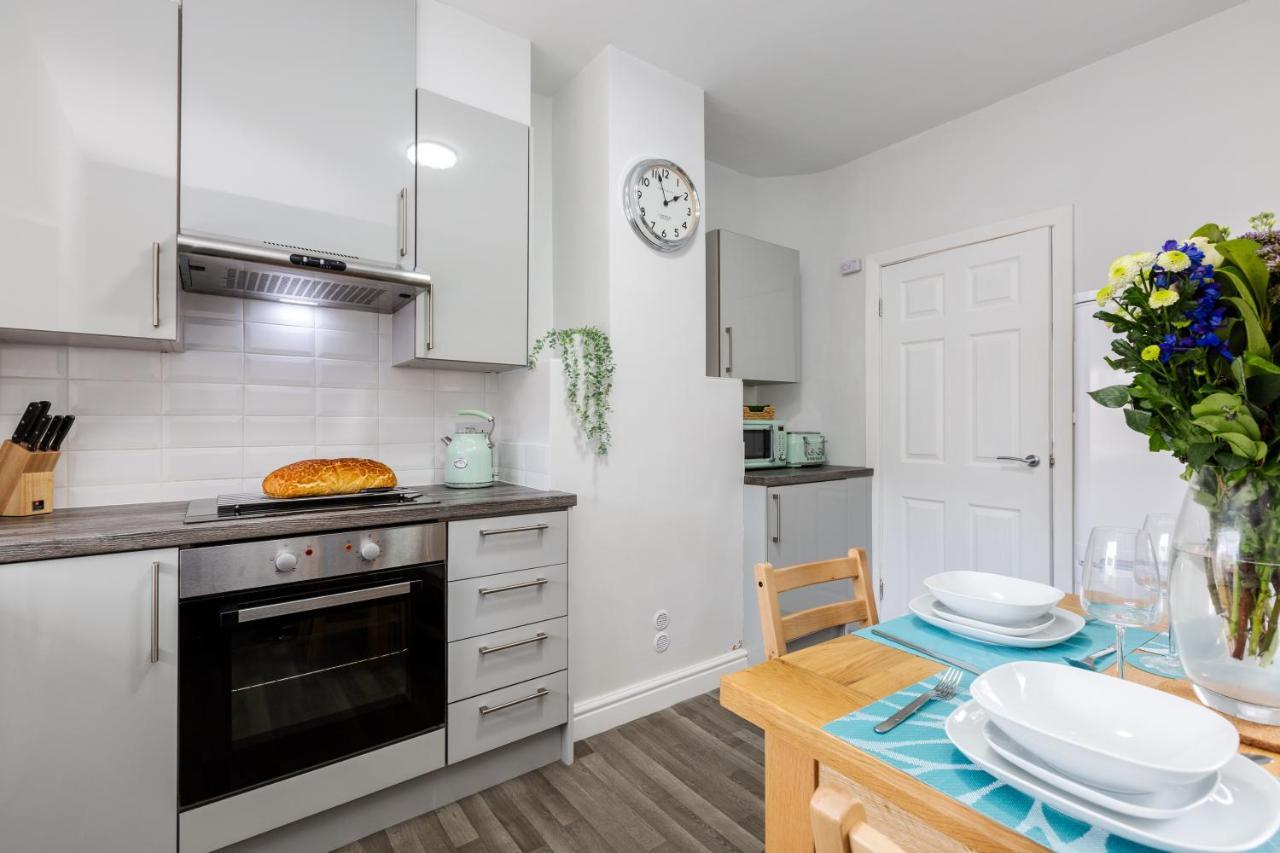 Holiday home Hillside House - 2 Bedrooms Parking Wi-fi Hospital *