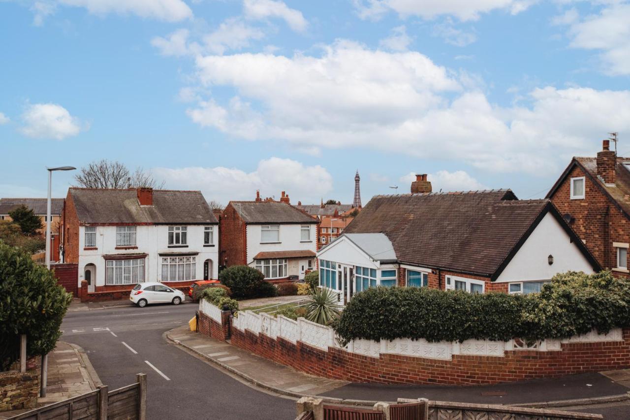 Holiday home Hillside House - 2 Bedrooms Parking Wi-fi Hospital *