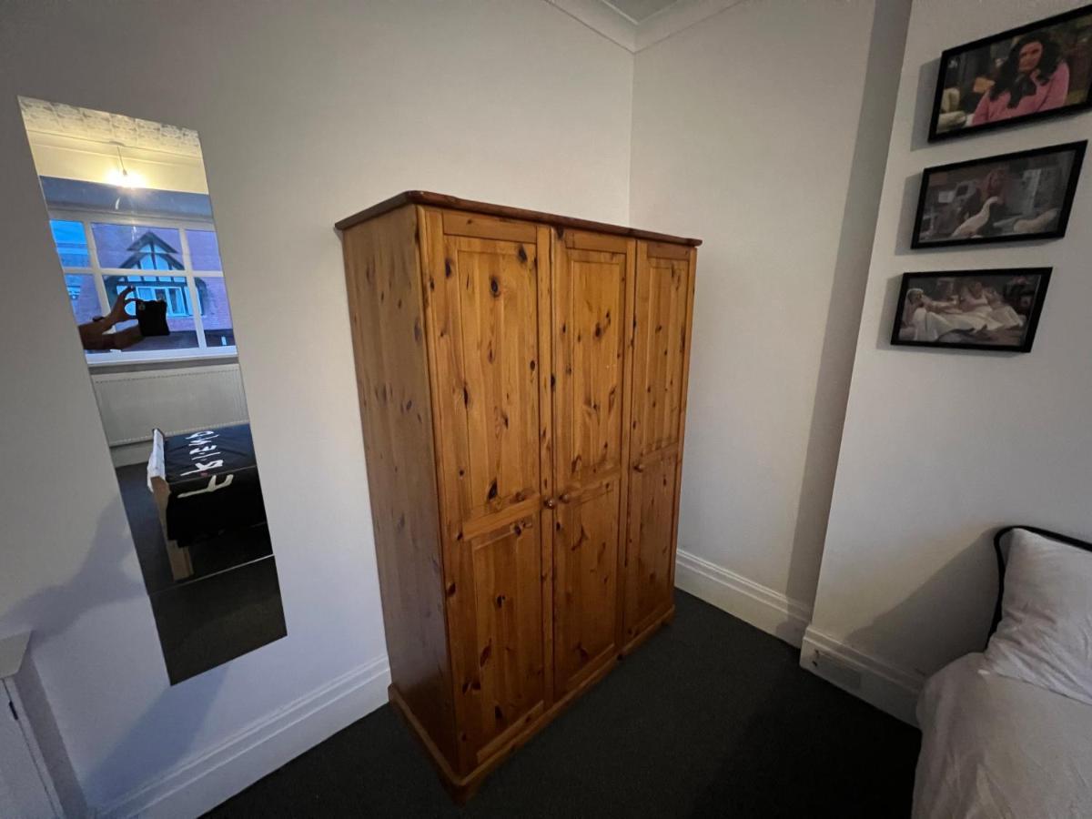 Friends House, Hot Tub, Sleeps 6 *