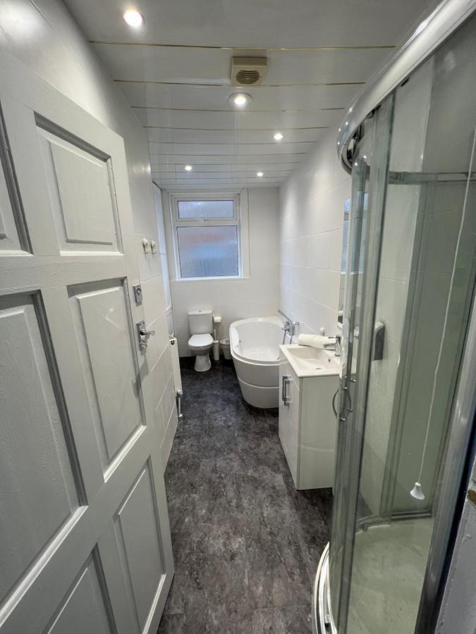Friends House, Hot Tub, Sleeps 6 Holiday home *