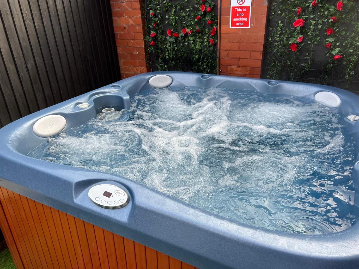 Friends House, Hot Tub, Sleeps 6 *