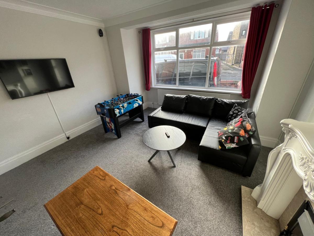 Friends House, Hot Tub, Sleeps 6 *