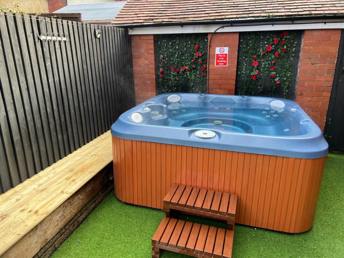 Friends House, Hot Tub, Sleeps 6 Holiday home Blackpool