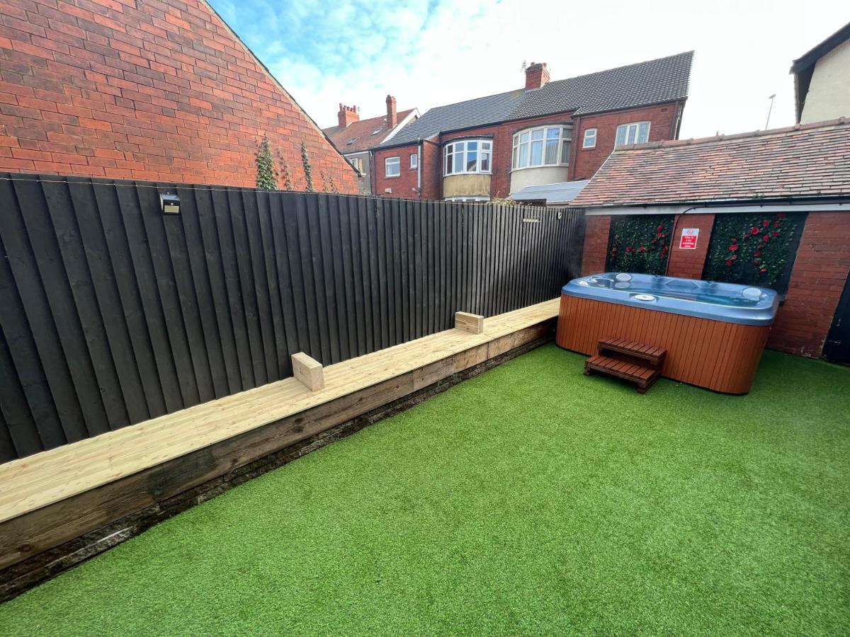 Friends House, Hot Tub, Sleeps 6 Holiday home *