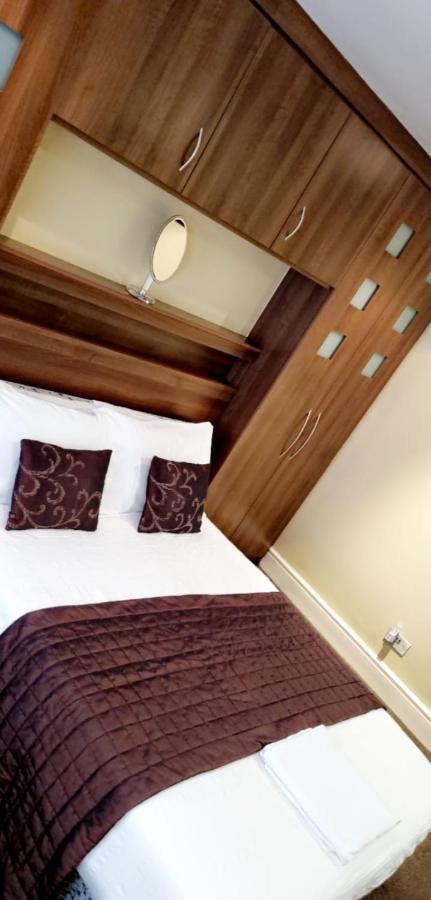 St Annes Professional Let - Homestay *