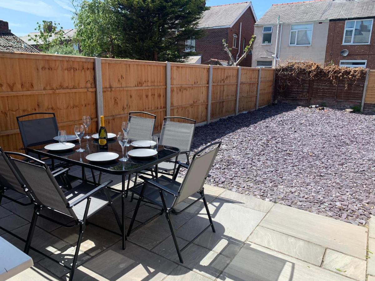 Modern Fully Refurbished 3 Bedroom Holiday home Blackpool