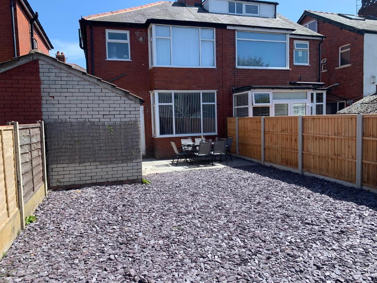 Modern Fully Refurbished 3 Bedroom Holiday home Blackpool