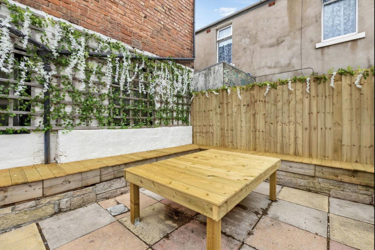 Tropical Apartment, 10 Min From Tower, Outside Space, Sleeps 12 Apartment