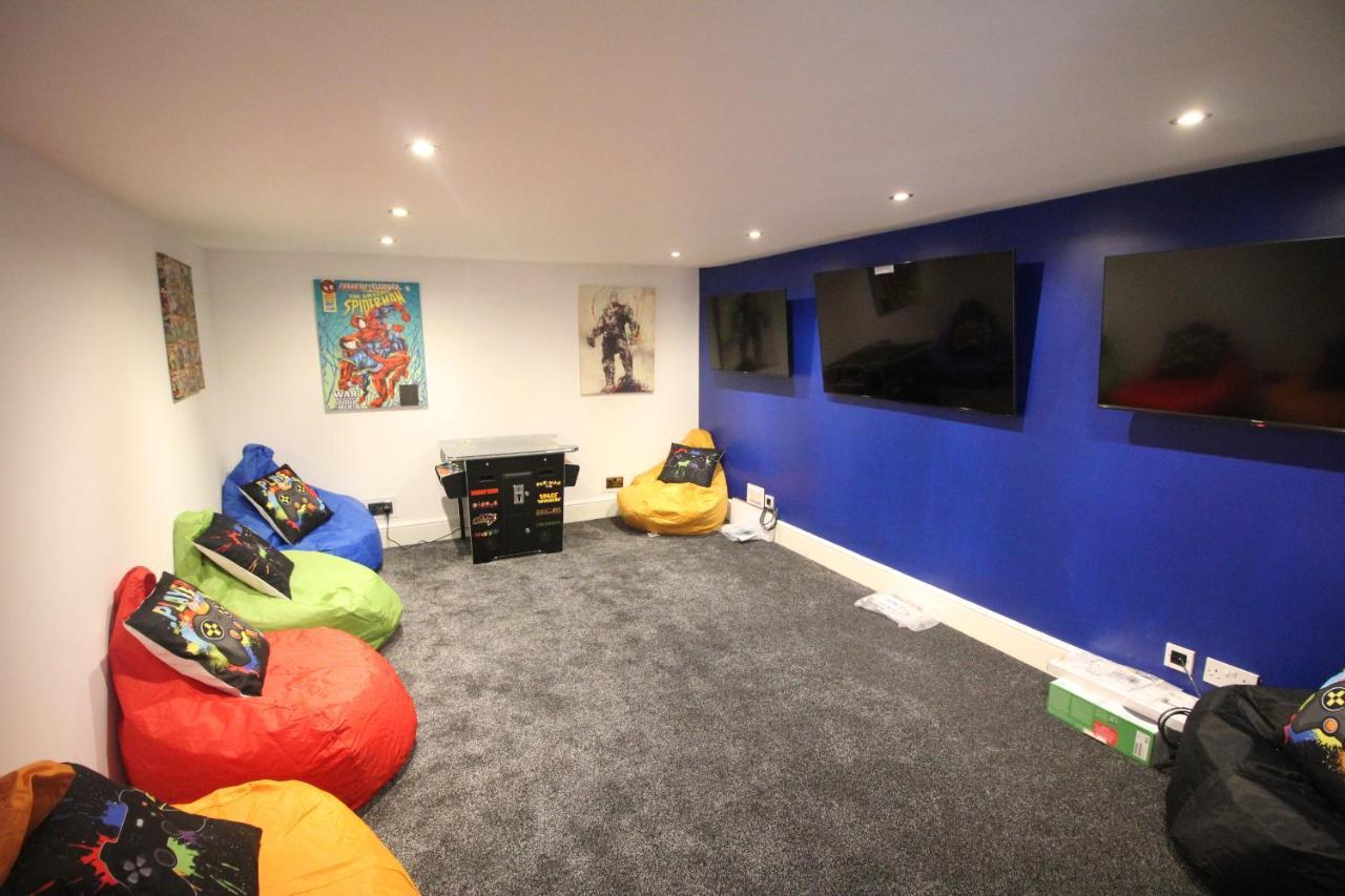 Media Manor - Fully Refurbished In 2022 - Large 6 Bedrooms, 3 Bathrooms Media Games Holiday home *