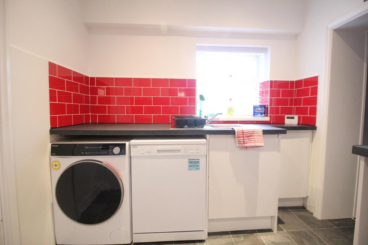 Media Manor - Fully Refurbished In 2022 - Large 6 Bedrooms, 3 Bathrooms Media Games * Blackpool